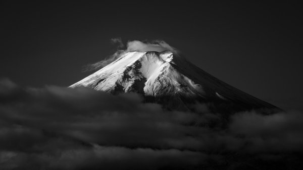 Гора Фудзияма черно белая