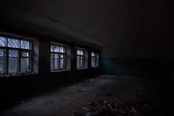 Заброшенное здание ночью