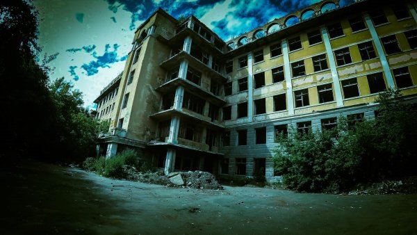 Заброшенная больница в Екатеринбурге зеленая роща