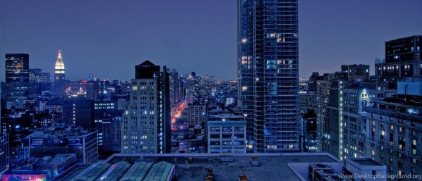 Ночной город с крыши многоэтажки