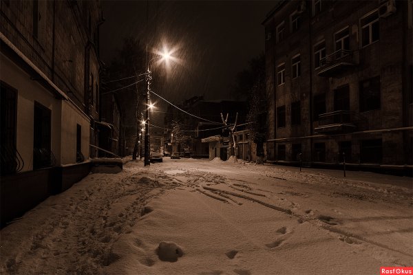 Темная улица зимой