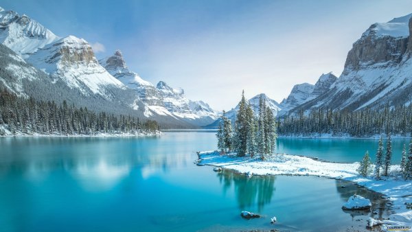 Озеро Морейн в Канаде зимой
