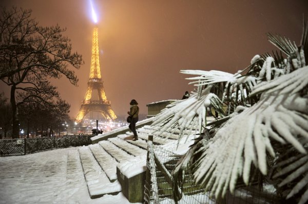 Снег в Париже