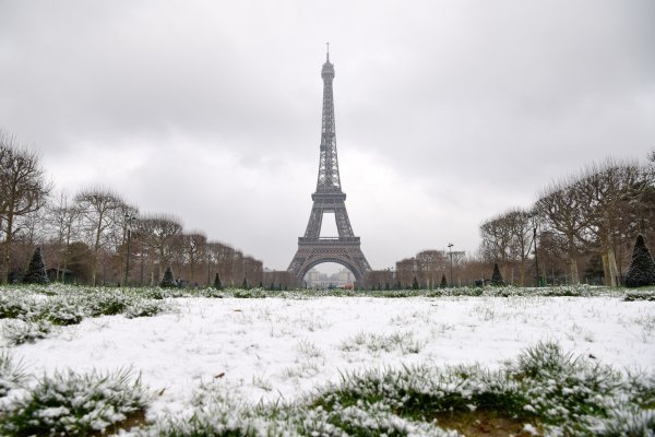 Эльфелевая башня Париж зимой