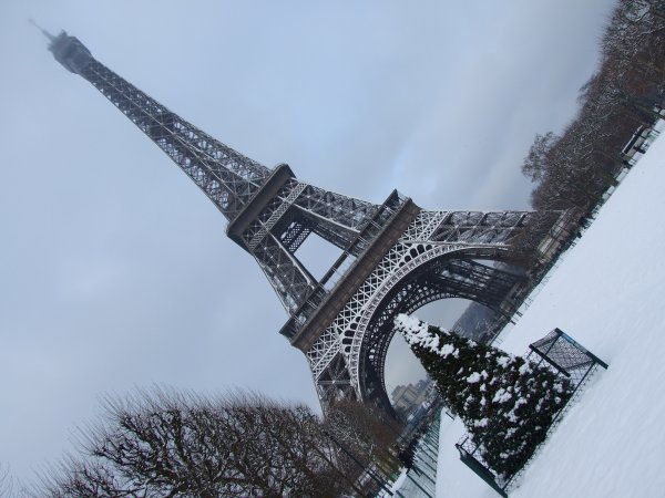 Эйфелева башня в Париже зимой