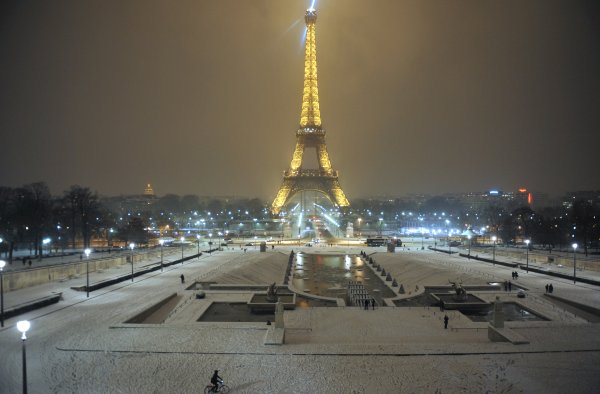 Эйфелева башня в Париже зимой