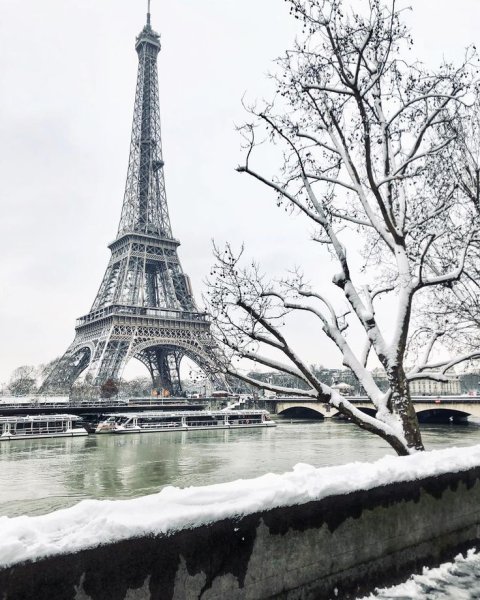 Башня в Париже зимой