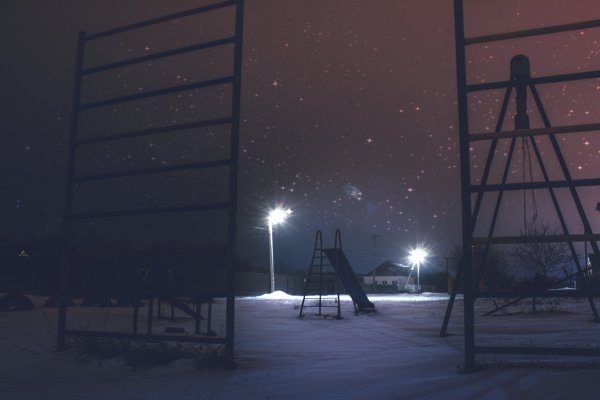 Детская площадка зимой ночью