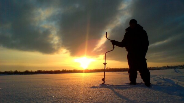 Зимняя рыбалка на закате