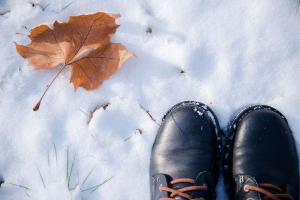 Зимние ботинки в снегу