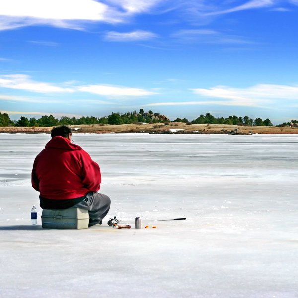 Зимняя рыбалка рыбаки на льду
