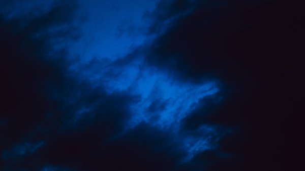 Ночное небо с тучами