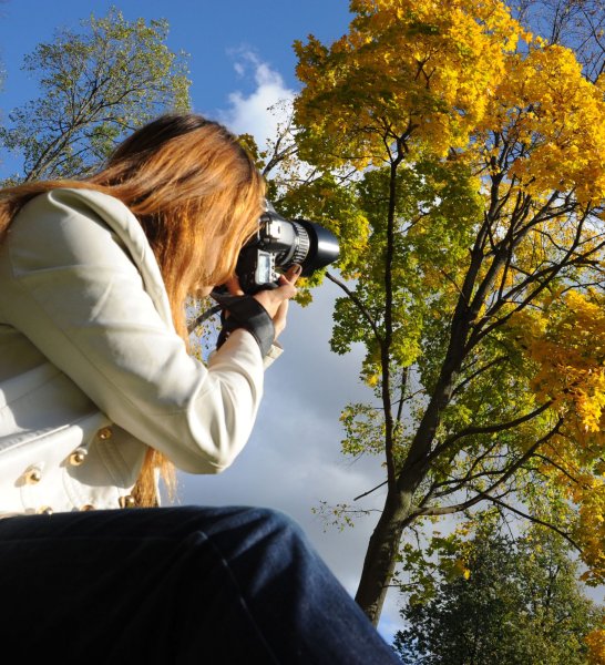 Девушка фотограф в парке