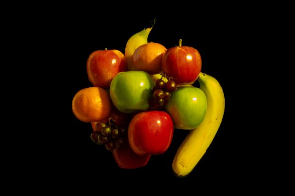 Овощи и фрукты на темном фоне