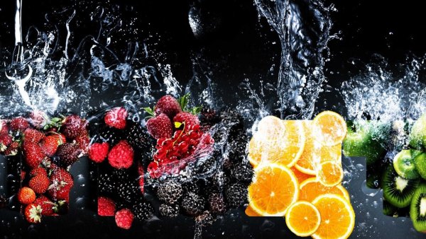 Фрукты и ягоды в воде