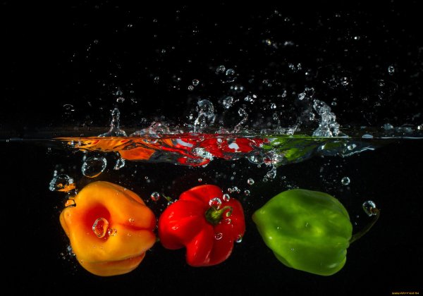 Фрукты и овощи в воде