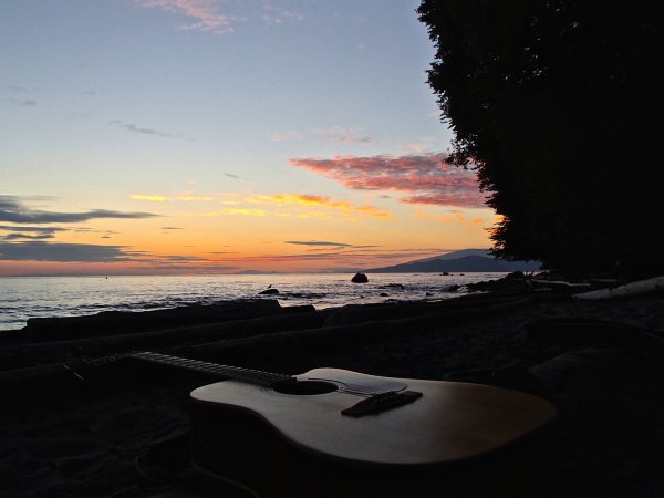 Гитара на фоне моря