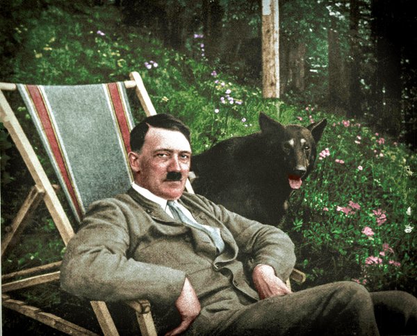 Адольф Гитлер на фоне гор