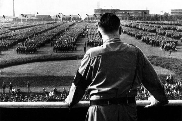 Адольф Гитлер и нацисты