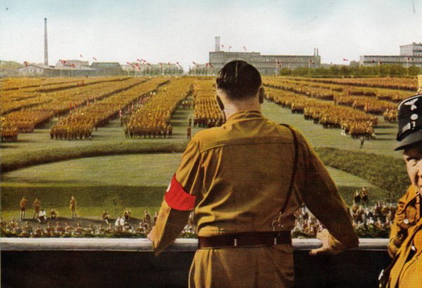 Адольф Гитлер перед солдатами