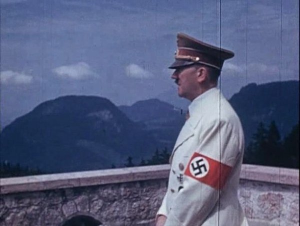 Гитлер на фоне гор