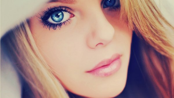 Блондинка с красивыми глазами