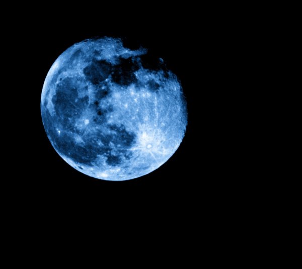 Голубая луна на черном фоне