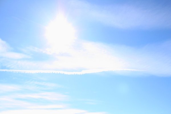 Голубой фон с облаками и солнцем