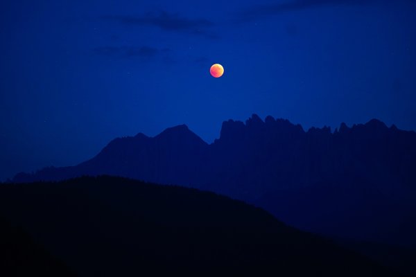 Горы на фоне красной луны