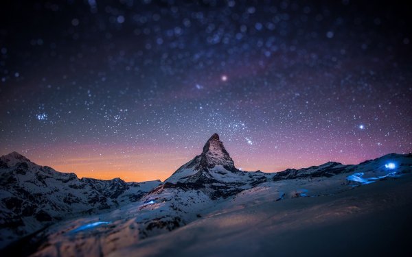 Гора Маттерхорн ночью Северное сияние
