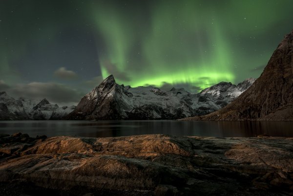 Горы Норвегия пейзажи зима Северное сияние