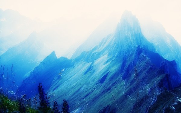 Горы на синем фоне
