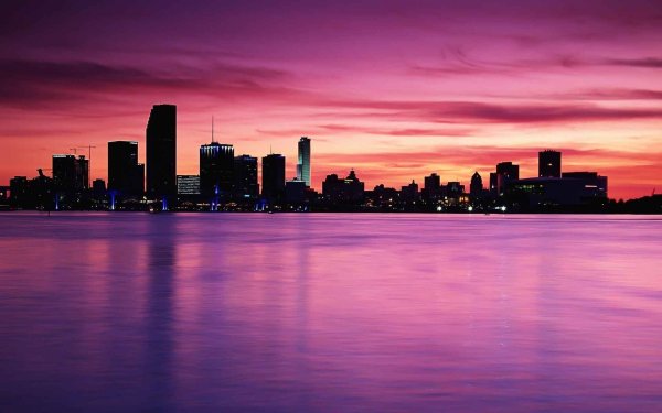 Город на фоне фиолетового заката