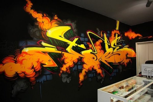 Граффити на оранжевой стене