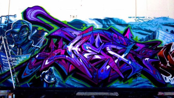 Фиолетовое граффити