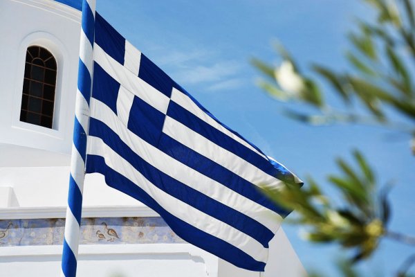 Греческий флаг на фоне моря