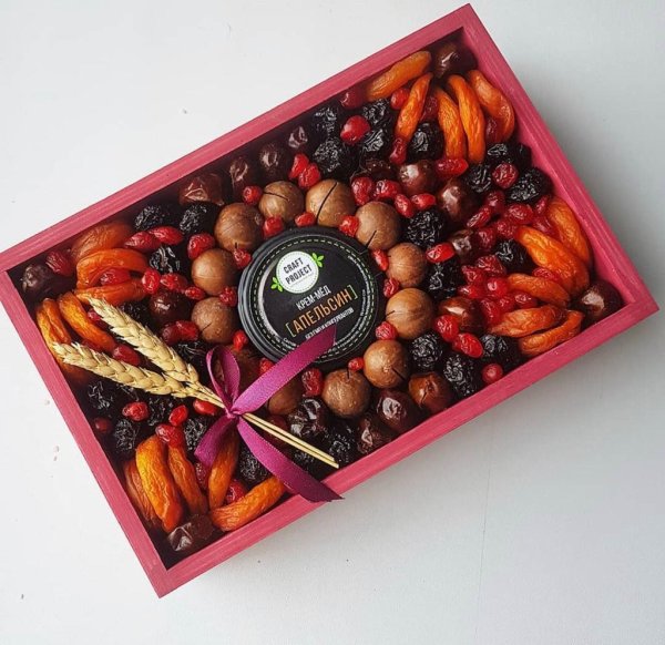 Подарочная коробка с орехами и сухофруктами