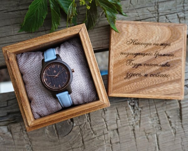 Деревянные наручные часы с гравировкой