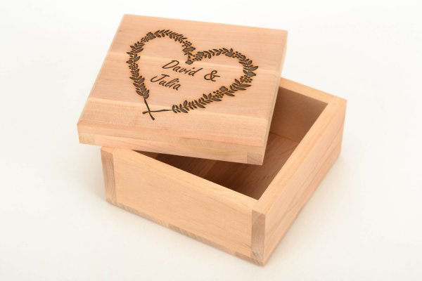 Деревянная коробка для подарка маме