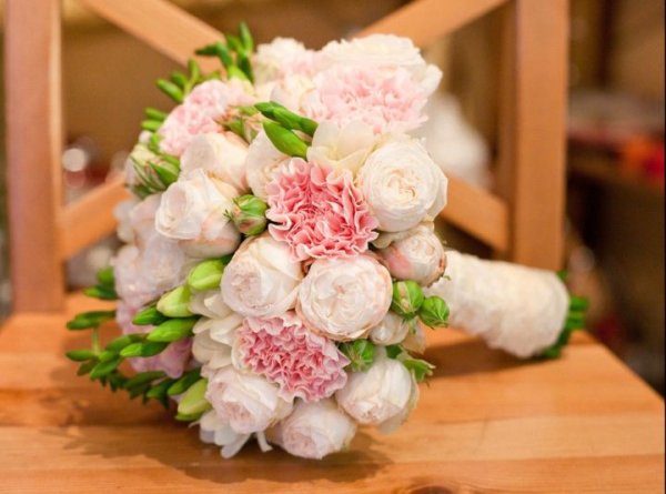 Букет невесты пионовидные розы и фрезии