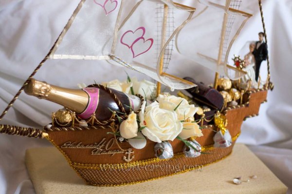 Кораблик из конфет на свадьбу