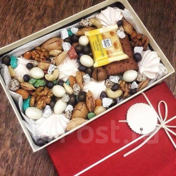 Коробка со сладостями и орешками