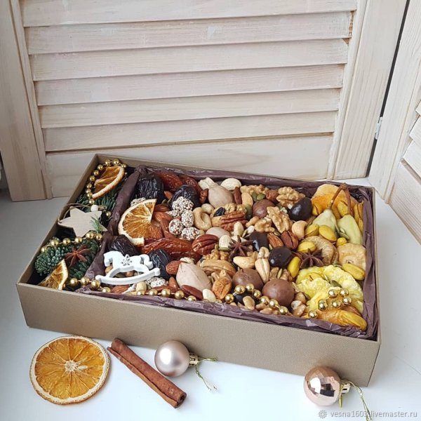 Подарочные коробки с орехами и сухофрук