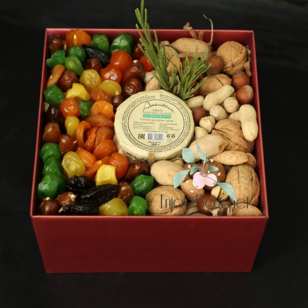 Коробка с орехами в подарок для женщины