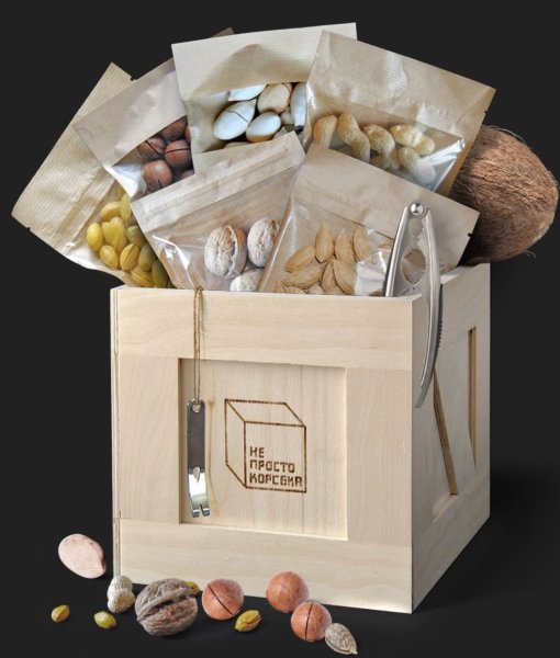 Подарок сухофрукты и орехи в коробке