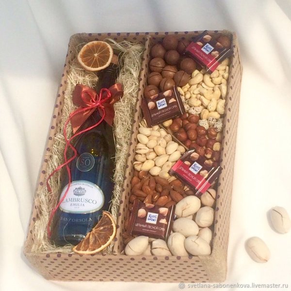Подарок орешки в коробке