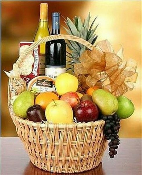 Корзина с фруктами и вином