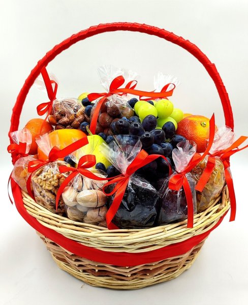 Подарочные корзинки с орехами и фруктами