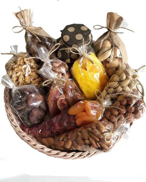 Подарочная корзинка с орехами и сухофруктами