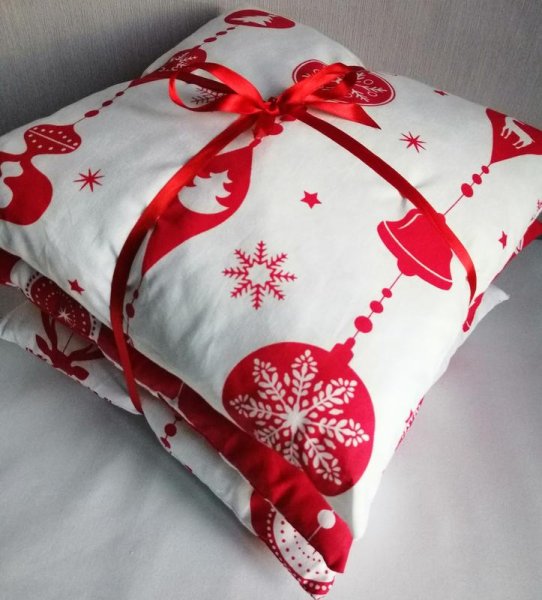 Подушка с подарочной лентой